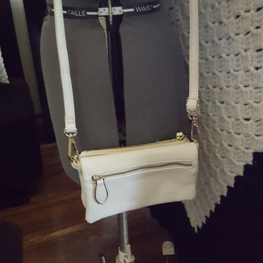 Small shoulder bag.